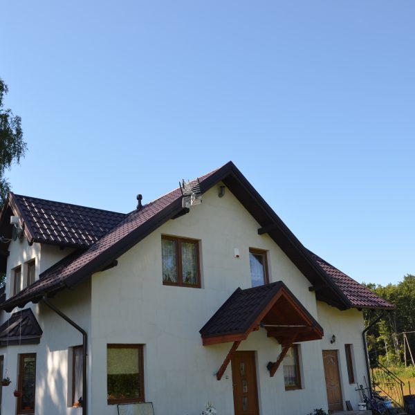 Dach z blachodachówki Ruukki Adamante burgund, łączącej trwałość z wyjątkową estetyką.